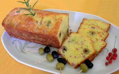 CAKE AUX OLIVES VERTES DE DANIELLE NOUGIER et son coulis